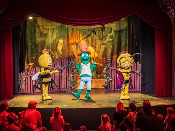 Maya the Bee show The Ball of the Bee Queen