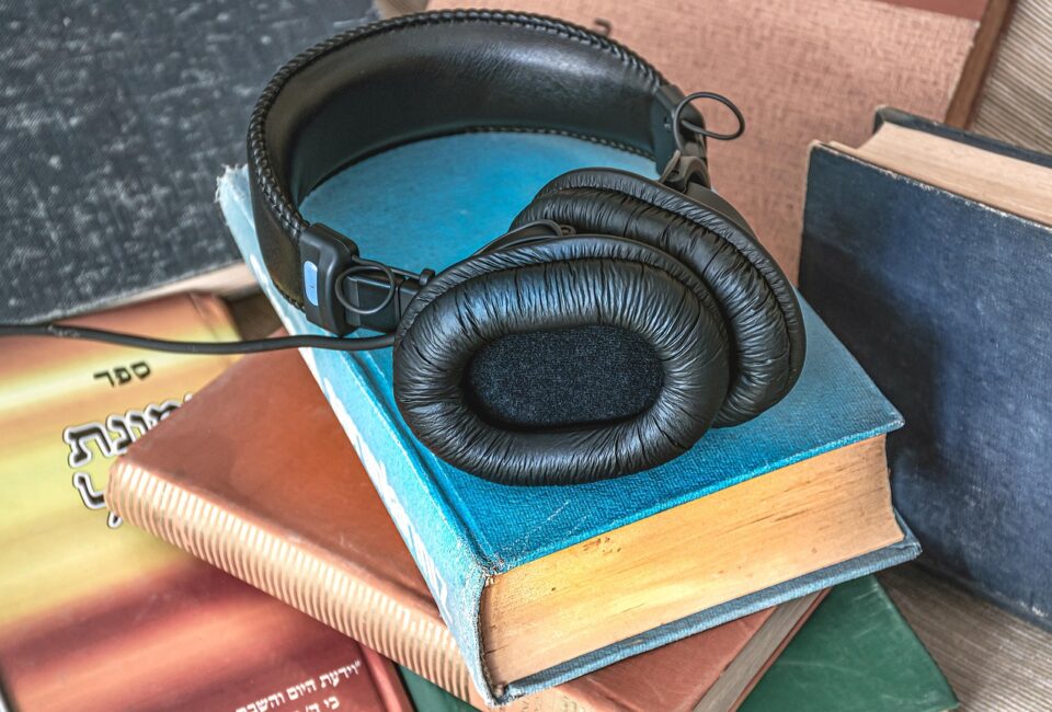 In an era where convenience and entertainment are paramount, Audible, the world’s leading provider of audiobooks, podcasts, and original audio content, has redefined how we experience literature, storytelling, and knowledge. Since its founding in 1995 and its acquisition by Amazon in 2008, Audible has continuously evolved, setting new standards for the audiobook industry. By blending technology, creativity, and accessibility, Audible has truly revolutionized audio entertainment.
