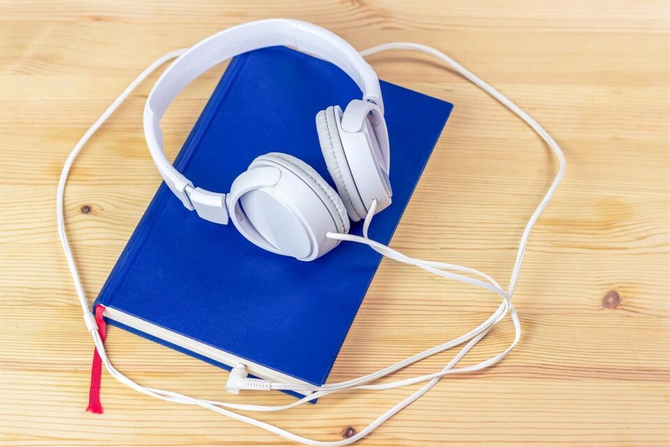 En el mundo acelerado de hoy, encontrar tiempo para sentarse y leer un libro puede ser un desafío. Sin embargo, gracias a Audible, la forma en que consumimos historias y conocimiento ha sido revolucionada. Con una amplia selección de audiolibros, podcasts y contenido de audio exclusivo, Audible lleva literatura, educación y entretenimiento a oyentes de todo el mundo de una manera innovadora y accesible.