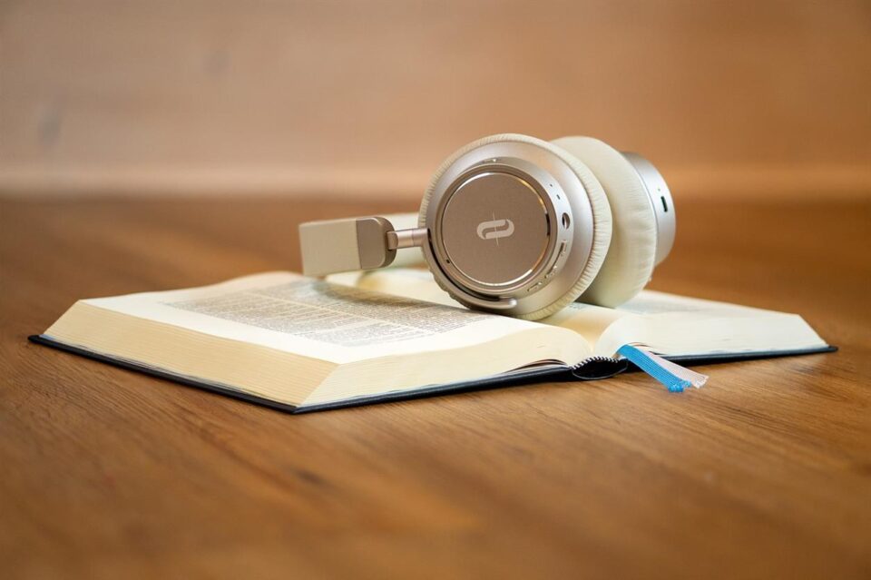 In der heutigen schnelllebigen Welt kann es schwierig sein, Zeit zu finden, sich hinzusetzen und ein Buch zu lesen. Audible ist die führende Plattform für Hörbücher, Podcasts und gesprochene Unterhaltung und verändert die Art und Weise, wie Menschen Literatur, Geschichten und Wissen erleben. Mit einer riesigen Bibliothek an Inhalten, die auf Knopfdruck verfügbar sind, revolutioniert Audible die Art und Weise, wie wir mit Büchern umgehen, und macht es einfacher denn je, Geschichten zu genießen und unseren Horizont zu erweitern, auch unterwegs.