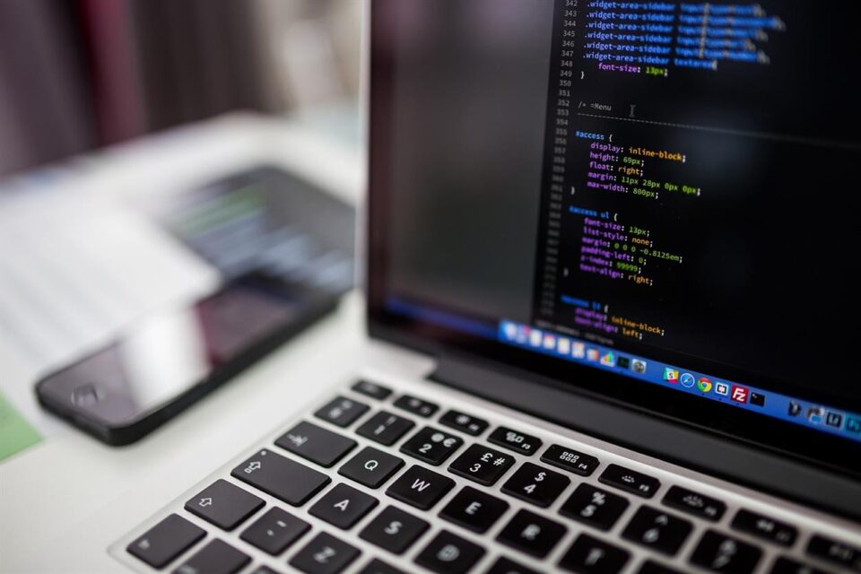 W dzisiejszym szybko rozwijającym się cyfrowym świecie posiadanie umiejętności informatycznych nie jest już tylko zaletą — to konieczność. Niezależnie od tego, czy chcesz zmienić karierę, udoskonalić swoje obecne umiejętności, czy wejść do branży technologicznej, Coders Lab jest Twoją bramą do sukcesu. Jako wiodąca szkoła informatyczna w Polsce specjalizujemy się w zapewnianiu praktycznych szkoleń, które wyposażają studentów w umiejętności, których potrzebują, aby odnieść sukces w gospodarce cyfrowej.