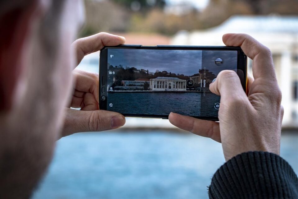 El mundo de la fotografía con smartphones está atravesando una transformación revolucionaria, y en el centro de esta evolución se encuentra la alianza estratégica entre Xiaomi y Leica. Al fusionar la tecnología de vanguardia de Xiaomi para smartphones con la experiencia centenaria de Leica en ingeniería óptica, las dos marcas están estableciendo nuevos puntos de referencia en la fotografía móvil. Con una visión compartida de romper barreras en luz, velocidad y distancia, Xiaomi y Leica están redefiniendo la forma en que los usuarios capturan sus momentos más preciados.