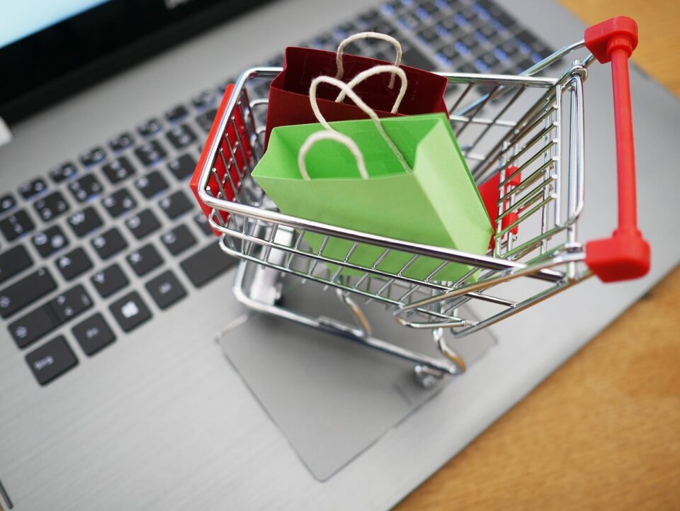 In today’s digital age, online shopping has become the go-to method for purchasing everything from groceries to gadgets. With just a few clicks, you can have products delivered to your door without leaving the comfort of your home. However, with so many options available, it’s easy to get overwhelmed—and even overspend. Fortunately, smart shopping techniques can help you save both time and money. Here are some essential tips and tricks to make your next online shopping experience more efficient and cost-effective.
