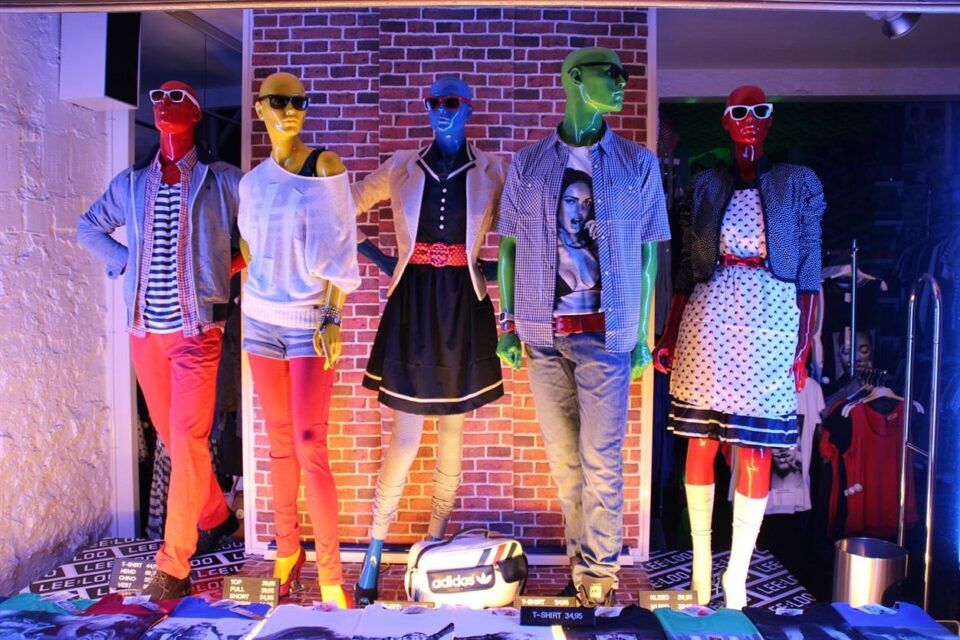 L'Italia è da tempo all'avanguardia nella moda di lusso, patria di alcuni degli stilisti e delle case di moda più prestigiosi al mondo. Tra i pionieri digitali che portano lo stile italiano di alta gamma a un pubblico globale, FRMODA si distingue come una delle principali piattaforme di e-commerce di lusso. Con una perfetta combinazione di tradizione e innovazione, FRMODA ha ridefinito l'esperienza di acquisto di lusso, rendendo la moda premium accessibile ai clienti di tutto il mondo.