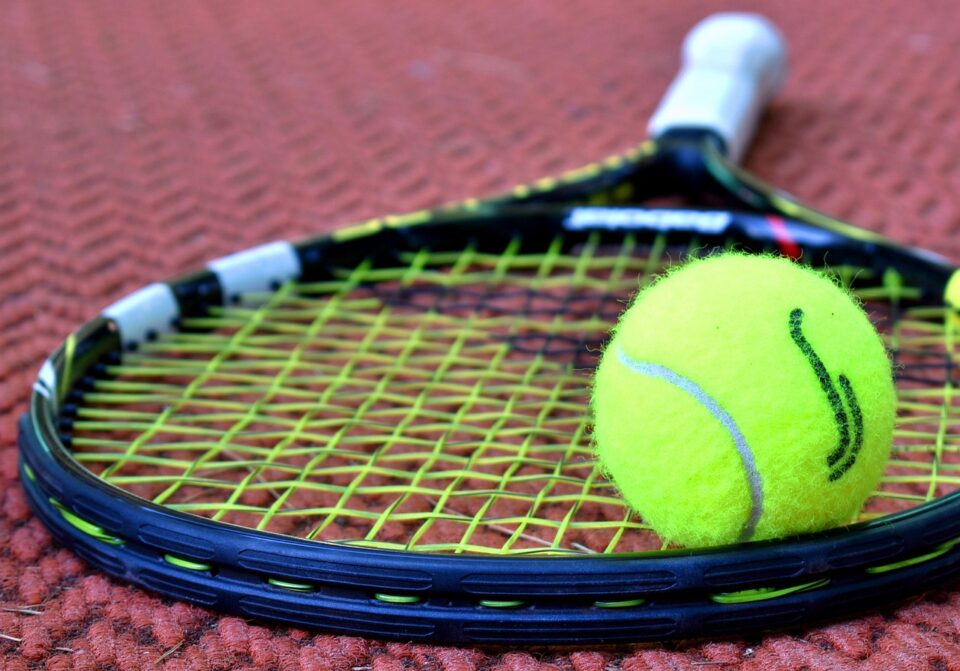 Ob Sie zum ersten Mal den Tennisplatz betreten oder um die Turniertrophäen kämpfen – Tennisausrüstung kann entscheidend sein. Bei Tennis-Point möchten wir, dass Sie den perfekten Schläger zum richtigen Preis finden. Deshalb haben wir einen Tennisshop geschaffen, der Ihnen hilft, Ihr Spiel zu optimieren.