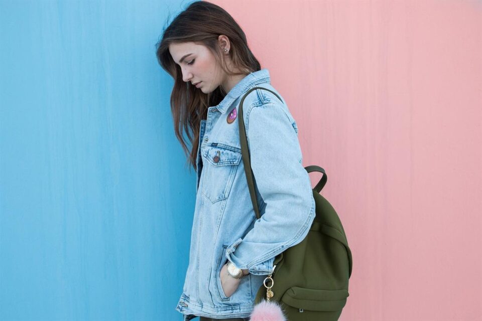 Pocas marcas consiguen combinar a la perfección funcionalidad, aventura y moda como Napapijri. Lo que empezó como un modesto fabricante de bolsos de viaje de alta calidad se ha convertido en una marca de estilo de vida reconocida mundialmente que encarna la esencia de la exploración, la innovación y el estilo atemporal. Desde sus inicios, en los que se inspiraba en las expediciones polares hasta convertirse en un líder en prendas de abrigo funcionales y elegantes, Napapijri ha mantenido su compromiso con la aventura y la autoexpresión.